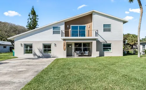 Holiday Home: Saltwater Pool & Spa, Steps to Sand, King Beds