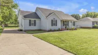 4-bedroom house with 2 King beds in enchanting Murfreesboro. Welcome home!