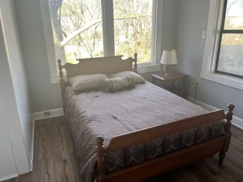 2BR/1BA Walking Distance to Convention Center & Bathhouse Row Close to Oaklawn