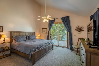 Enjoy Winter Sunsets & Mtn. Views from Deck & Private Dock, Cozy firepit, & Cove