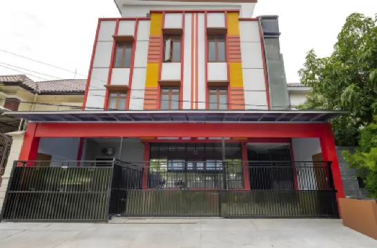 RedDoorz @ Jemursari Surabaya 2 Hotels in Surabaya