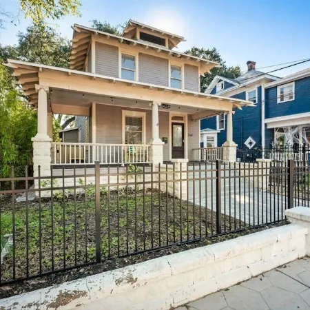 240- History Buff, Sleeps 10, Central Location to Fun, Pet & Family Friendly