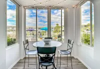 Waterfront Condo - 2Br/2BA, Walk to Beach, Pool, Wifi & Dolphin Sightings