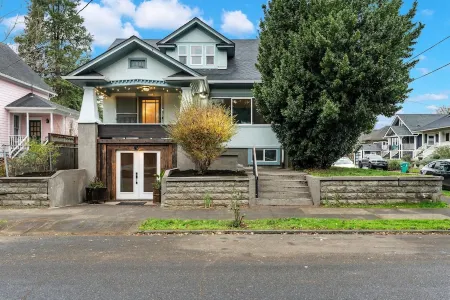 Cozy 1-bedroom House ~ Heart of Iconic Portland Hawthorne District!! Отели рядом с достопримечательностью «Mount Tabor Park»