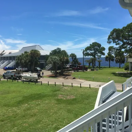 CONDO Water front, bay breeze, fishing paradise and family friendly 2 bedroom