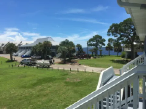 CONDO Water front, bay breeze, fishing paradise and family friendly 2 bedroom