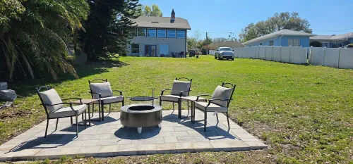 Lakefront 2 story 4/2 bungalo with huge yard. Hotels in Winter Haven