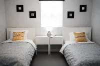 2336C - Ground 2B1B Unit with Laundry TV near UCB Hotels near Tivoli Caffe