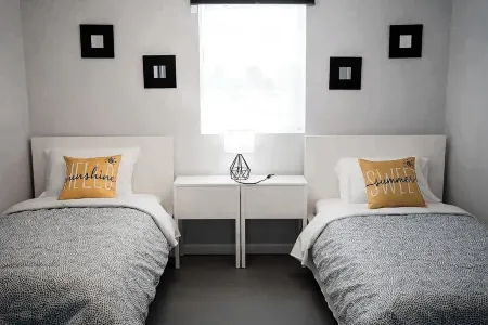 2336C - Ground 2B1B Unit with Laundry TV near UCB