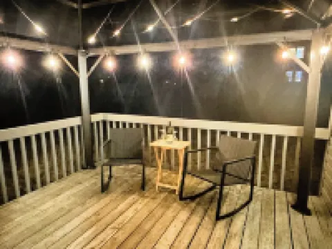 6 Kings Ping-Pong Gazebo! Hotels in Northbrook