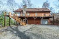 Deer Haven Cabin, Stunning Mtn Views, Hot Tub+Fire Table+Grill, Game Room, WiFi! - 4-Star
