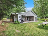 Quiet oasis steps from the water with access to Canadian Lakes amenities! Hotéis em Mecosta County