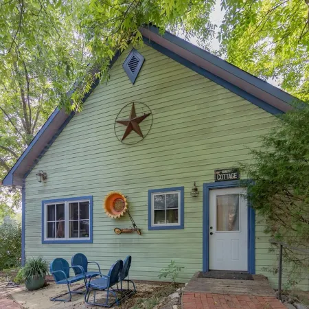 Eclectic & Spacious Guest Cottage (walk to downtown/pet friendly)