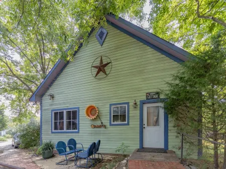 Eclectic & Spacious Guest Cottage (walk to downtown/pet friendly)