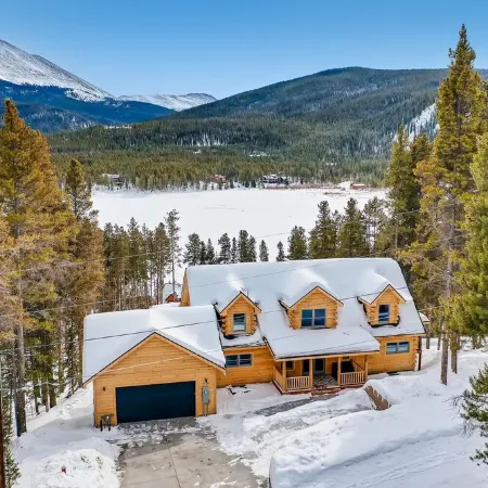 Located just 1.3 miles to downtown Breck and ski resortLicLR21-000002