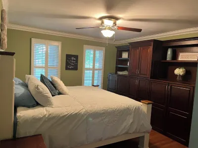 Charming 3-bedroom house on Douglas Lake close to Dandridge & Pigeon Forge! Hôtels à proximité de : MRT