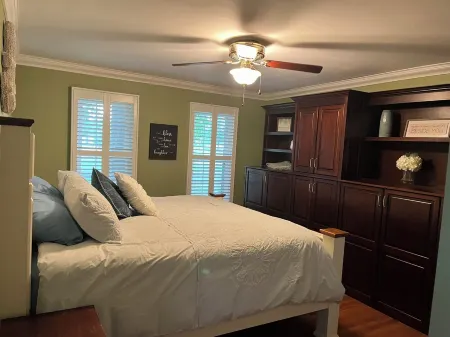 Charming 3-bedroom house on Douglas Lake close to Dandridge & Pigeon Forge! Отели рядом с достопримечательностью «MRT»