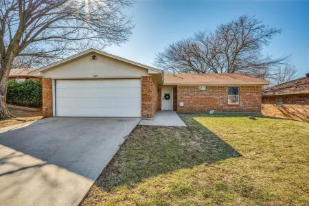 Centrally Located 3BR 2BA - !