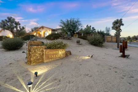 Rockaway Private 3-bedroom house with AC, pool & jacuzzi, WiFi in Yucca Valley