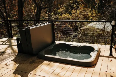 Arrow Haus with Hot Tub Отели в г. Фэрвью