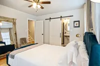 Modern Rustic 3 -bedroom 2 Bathrooms Carport Hotels in 