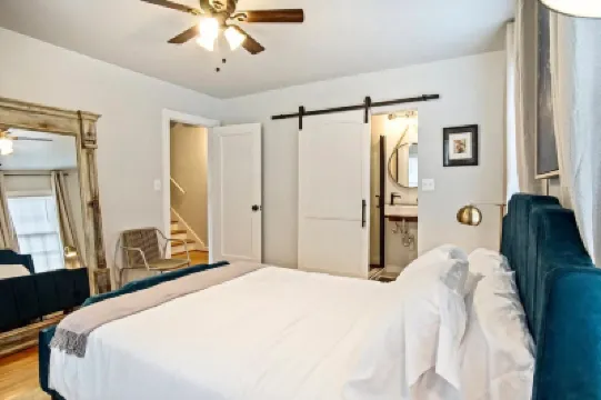 Modern Rustic 3 -bedroom 2 Bathrooms Carport Hotels in 