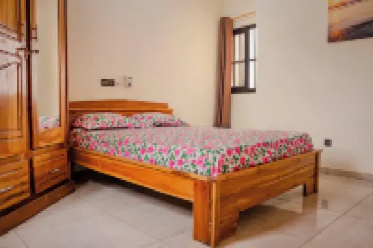 Apartment Sleeps 6 with Free Parking Hotels in 