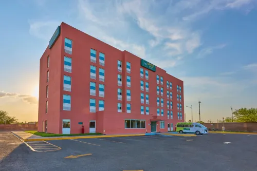 City Express Junior by Marriott Mexicali - parking