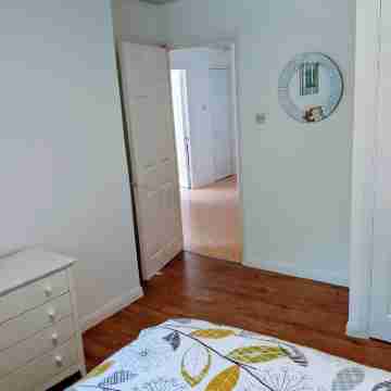 Oaklawn Apartment - Sleeps 4 Parking & Garden Rooms