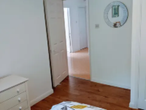 Oaklawn Apartment - Sleeps 4 Parking & Garden Hotels in Woking