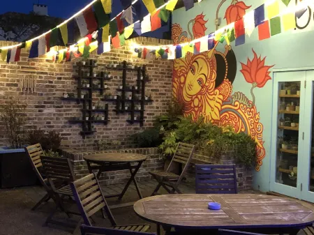 The Beetroot Отели рядом с достопримечательностью «Shell Grotto»