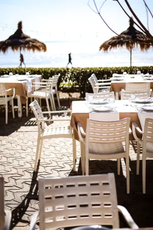 Cosmo Beach Hotel Отели рядом с достопримечательностью «Beach of Durrës»