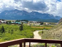 Stanley House - Hillside Cabin with Panoramic Views of the Sawtooth Mountains