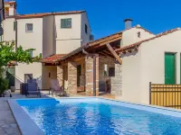 Rustic Holiday Home with Private Pool in the Center of Medulin Near the Beach - Villaer