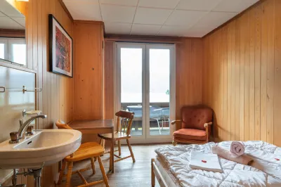 Lake Lodge Hostel Отели в г. 