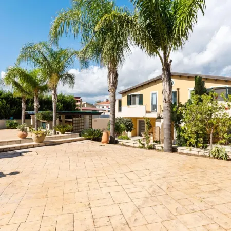 Seaside Apartment with BBQ & Garden