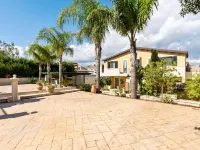 Seaside Apartment with BBQ & Garden Hotels in Reitani