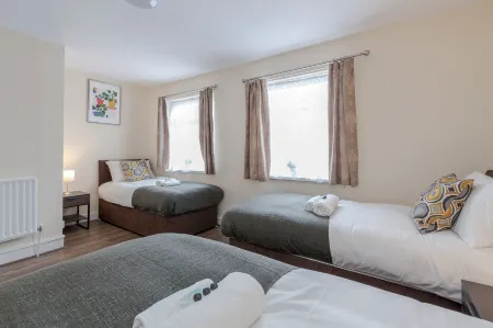 2-Bed House - Sleeps 7 & Free Parking