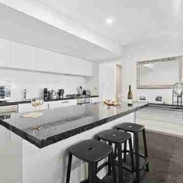 Central Location - Contemporary 2 Bedroom Aptm Rooms