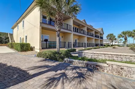 Pet Friendly Condo with Private Parking and Elevator by RedAwning Отели рядом с достопримечательностью «Amelia Island Lighthouse»