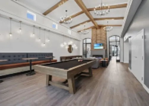 ที่พักหรูหรา 2 ห้องนอน 2 ห้องน้ำที่มีวิวพาทิโอและยิม