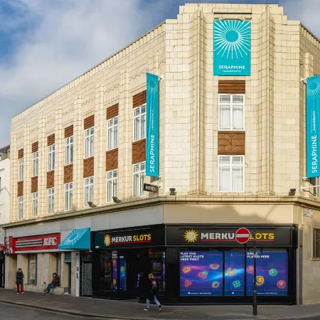 Seraphine Hammersmith Hotel Отели рядом с достопримечательностью «Станция метро Hammersmith»