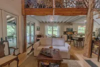 2-Bedroom House with Spacious Outdoor Living area in Mirror Lake neighborhood