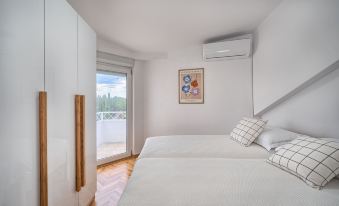 A - Luxury Apt w Big Balcony 4 Min Walk to Beach