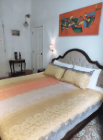 Lodging in Old Havana with king size bed, kitchen and 24 h service