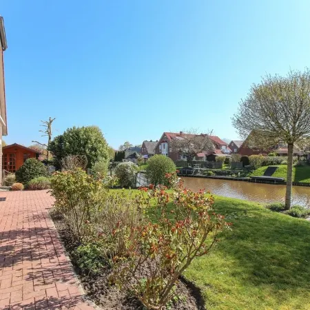 Vacation home with direct water access to the Greetsiel canals for 4 people