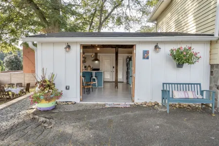 The Bunkhouse “ 5 minutes to I-75” Unique Loft across Brewery & Wedding Venues.