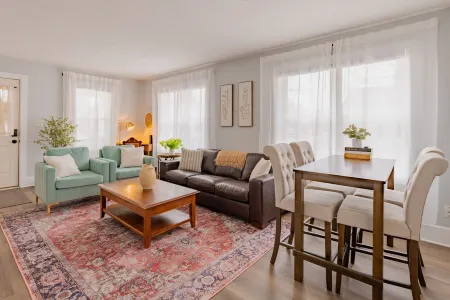 Luxury Suite w/Blackout Blinds. Walk to Downtown. Pet Friendly; Full Fenced Yard