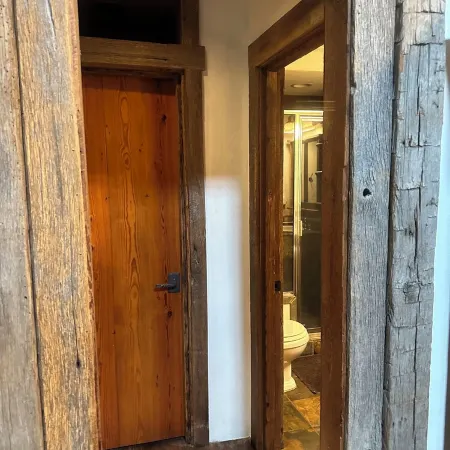 Hill Country Log Cabin Close to Wimberley & Dripping Springs Shopping and Dining
