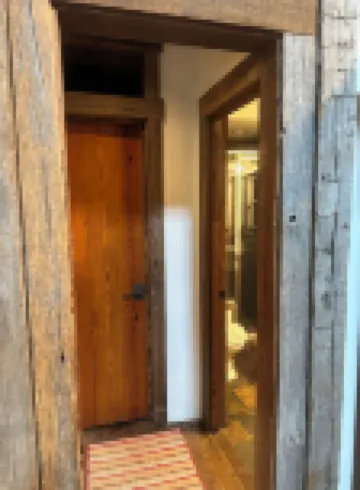 Hill Country Log Cabin Close to Wimberley & Dripping Springs Shopping and Dining